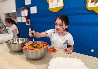 Com card&aacute;pios planejados por nutricionistas e foco na agricultura familiar, rede municipal atende estudantes da educa&ccedil;&atilde;o infantil ao fundamental.
