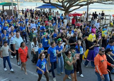 Com momentos de louvor e ora&ccedil;&atilde;o, caminhada reuniu fam&iacute;lias e representantes de diferentes igrejas pela orla do Centro neste s&aacute;bado (17).
