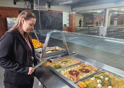 Datas ligadas &agrave; sa&uacute;de e &agrave; educa&ccedil;&atilde;o ampliam a discuss&atilde;o sobre h&aacute;bitos alimentares na inf&acirc;ncia e os impactos das refei&ccedil;&otilde;es oferecidas nas escolas.