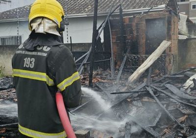 A&ccedil;&atilde;o r&aacute;pida do Corpo de Bombeiros evitou que as chamas se alastrassem para as resid&ecirc;ncias vizinhas; ningu&eacute;m ficou ferido.