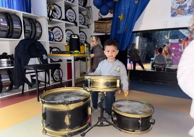 Unidades escolares do munic&iacute;pio oferecem brincadeiras, oficinas e festas &agrave; fantasia para celebrar a inf&acirc;ncia e incentivar o aprendizado.