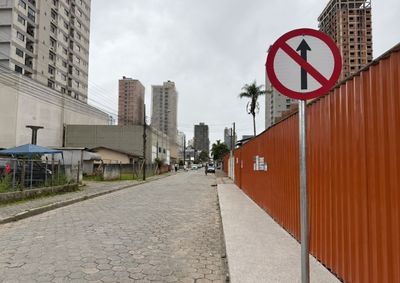 Altera&ccedil;&atilde;o no trecho entre a Marginal Oeste e a Rua 436A organiza o fluxo e mant&eacute;m as vagas de estacionamento.