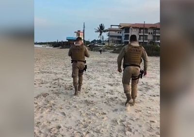 Caso aconteceu na orla da praia de Ubatuba; suspeito foi resgatado por pescadores e detido ap&oacute;s agredir fisicamente a v&iacute;tima e realizar atos obscenos