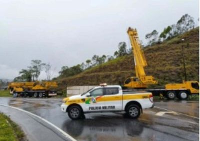 Pol&iacute;cia Militar Rodovi&aacute;ria (PMRv) est&aacute; no local e orienta motoristas a procurarem rotas alternativas; n&atilde;o h&aacute; previs&atilde;o para libera&ccedil;&atilde;o do tr&aacute;fego no local