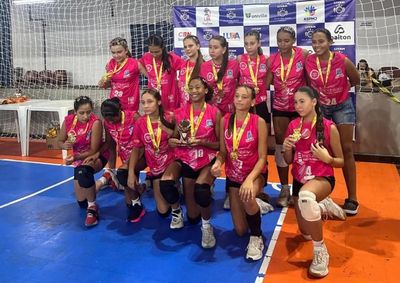 Atletas garantiram o primeiro lugar na maior liga de voleibol amador de Santa Catarina e asseguraram isen&ccedil;&atilde;o para a temporada oficial.
