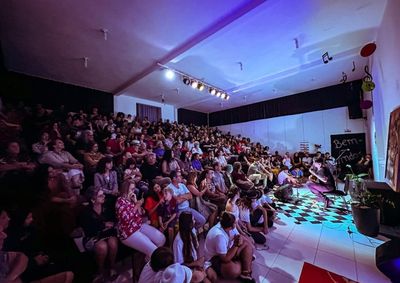 Com audit&oacute;rio para 120 pessoas, espa&ccedil;o promove apresenta&ccedil;&otilde;es de artistas locais; ingressos devem ser consultados com os organizadores.