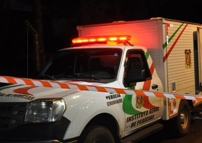 A v&iacute;tima foi encontrada sem vida na Rua do Peixe na noite de s&aacute;bado (23). O corpo foi encaminhado ao IGP de Joinville e a Pol&iacute;cia Civil investiga o caso.

