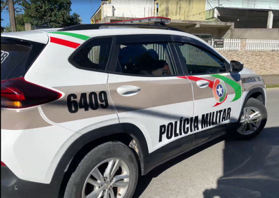 Pris&otilde;es ocorreram nos bairros Itapema do Norte e Samambaial durante rondas. Homens foram levados ao Pres&iacute;dio Regional de Joinville.