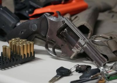 Trabalho conjunto entre as pol&iacute;cias de SC e PR localizou ve&iacute;culo suspeito e retirou armas, drogas e itens roubados de circula&ccedil;&atilde;o.