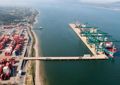 Munic&iacute;pio portu&aacute;rio deixa de ser rota de escoamento e passa a figurar em agendas internacionais, atraindo capital e infraestrutura global.