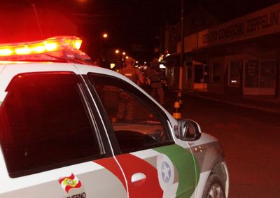 Condutor realizou manobras arriscadas pelas ruas da regi&atilde;o central para tentar escapar da abordagem. A motocicleta foi apreendida.