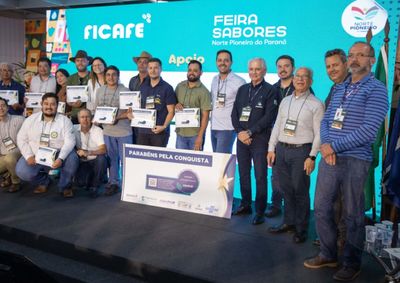 A Adapar certificou 27 produtores de caf&eacute;, goiaba e morango por boas pr&aacute;ticas, refor&ccedil;ando o papel do Norte Pioneiro como vitrine do agro.