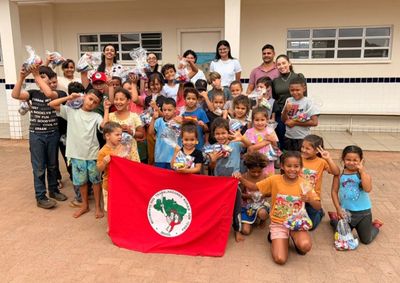 Acad&ecirc;micos de Direito da UENP arrecadam mais de 700 chocolates e distribuem kits para crian&ccedil;as e fam&iacute;lias da comunidade local.