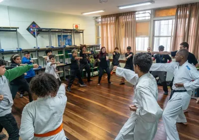 Programa Paran&aacute; Integral atende mais de 99 mil alunos em 485 escolas; modelo foca no protagonismo juvenil e desenvolvimento socioemocional.