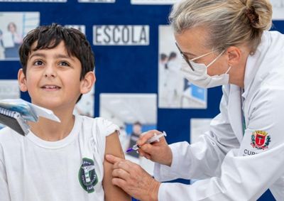 Nova diretriz &eacute; exclusiva para a&ccedil;&otilde;es itinerantes dentro das institui&ccedil;&otilde;es de ensino; nos postos de sa&uacute;de, o p&uacute;blico priorit&aacute;rio segue sem altera&ccedil;&otilde;es.