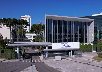Processo judicial pede esclarecimentos sobre contrata&ccedil;&atilde;o de R$ 583,8 mil e amplia debate sobre transpar&ecirc;ncia no Paran&aacute;.
