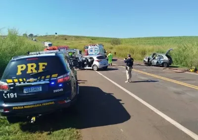 Trag&eacute;dia aconteceu na manh&atilde; de domingo no quil&ocirc;metro 65, em Bandeirantes; v&iacute;timas fatais viajavam em carro de Andir&aacute;.