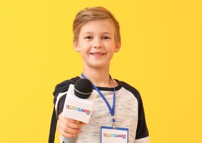 Iniciativa foca na produ&ccedil;&atilde;o de telejornais escolares para incentivar o protagonismo dos estudantes e o pensamento cr&iacute;tico.
