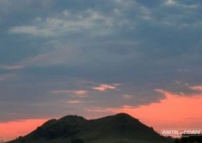 Dados do Simepar indicam tempo firme na sexta-feira, instabilidade com acumulado de 27mm no s&aacute;bado e retorno do sol no domingo.