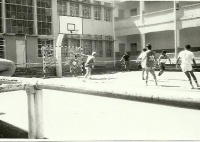 Registro hist&oacute;rico resgata mem&oacute;rias do esporte local antes de o espa&ccedil;o escolar receber a atual cobertura.
