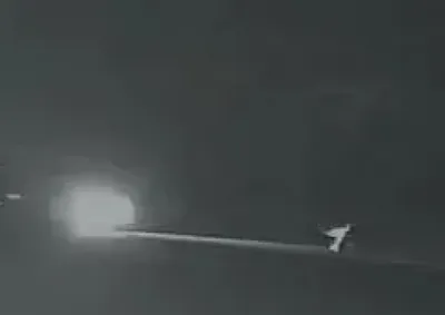 Trag&eacute;dia ocorreu na madrugada de s&aacute;bado; c&acirc;meras de seguran&ccedil;a registraram o momento em que a v&iacute;tima deitou na rodovia antes do acidente.