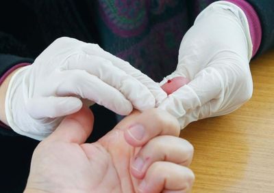 Estrat&eacute;gia integrada da Sesa fortalece a linha materno-infantil e garante que 96% dos pacientes em tratamento atinjam carga viral indetect&aacute;vel.