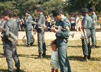 Banda musical do 2&ordm; BPM com uniforme azul ferrete marcou solenidade realizada em mar&ccedil;o de 1987.