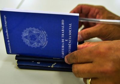 ​Setores de servi&ccedil;os e agropecu&aacute;ria lideram contrata&ccedil;&otilde;es enquanto renda m&eacute;dia inicial sobe; governo atribui desacelera&ccedil;&atilde;o anual aos juros altos