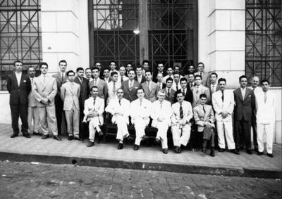 Registro hist&oacute;rico mostra a equipe reunida em frente &agrave; antiga ag&ecirc;ncia que marcou &eacute;poca no centro de Jacarezinho.