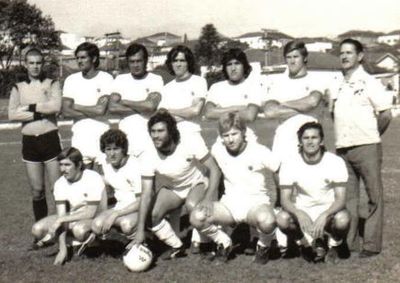 Registro mostra o elenco do Esporte Clube Vila Rosa no Est&aacute;dio Pedro Villela durante per&iacute;odo de grande mobiliza&ccedil;&atilde;o popular