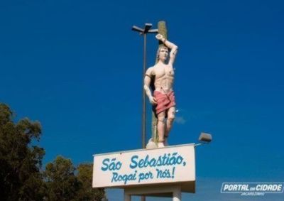 Pancadas isoladas e rajadas de vento marcam o meio da semana, mas o sol volta a predominar na quinta-feira.