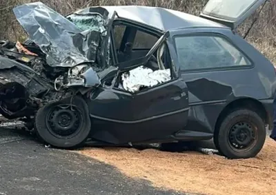 Trag&eacute;dia aconteceu na manh&atilde; de s&aacute;bado; impacto destruiu totalmente o ve&iacute;culo de passeio.