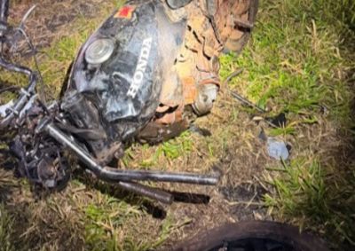 Acidente aconteceu em Barra do Jacar&eacute; e envolveu uma moto e um carro; outras tr&ecirc;s pessoas ficaram feridas.