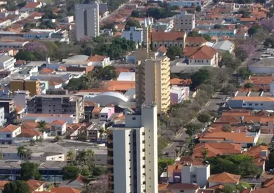 V&iacute;tima de 48 anos realizava manuten&ccedil;&atilde;o em local elevado quando atingiu a rede de energia em Santo Ant&ocirc;nio da Platina.