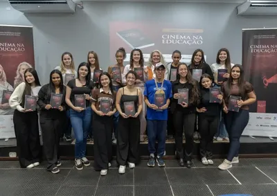 Obra das professoras da UEPG prop&otilde;e o uso da s&eacute;tima arte como ferramenta pedag&oacute;gica cr&iacute;tica no ambiente escolar.