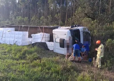 ​Ve&iacute;culo parou fora da pista em trecho de Ibaiti e condutor foi socorrido pelo Samu