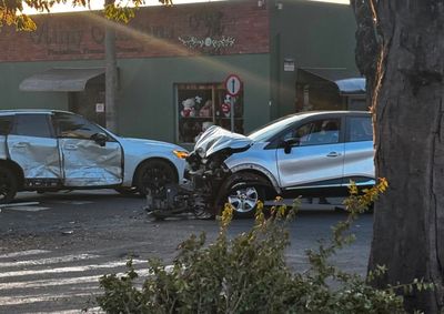 ​Batida transversal causou estragos consider&aacute;veis na parte frontal e lateral dos autom&oacute;veis em cruzamento urbano