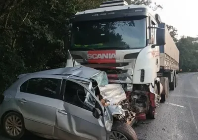 Acidente ocorreu durante tentativa de ultrapassagem no km 227; condutor do autom&oacute;vel morreu no local.