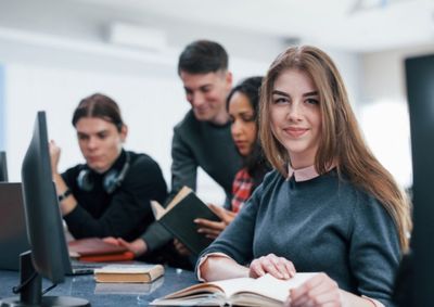 Pa&iacute;s alcan&ccedil;ou a marca de 990 mil estudantes no mercado em 2025; CIEE/PR destaca impacto da experi&ecirc;ncia pr&aacute;tica.