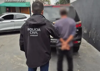 Condena&ccedil;&atilde;o envolve crimes de inj&uacute;ria racial, amea&ccedil;a e descumprimento de medida protetiva; preso foi levado &agrave; Cadeia P&uacute;blica.