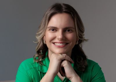 Advogada pode se tornar a primeira deputada estadual eleita pela regi&atilde;o. Proposta foca na representatividade feminina e no fortalecimento local.