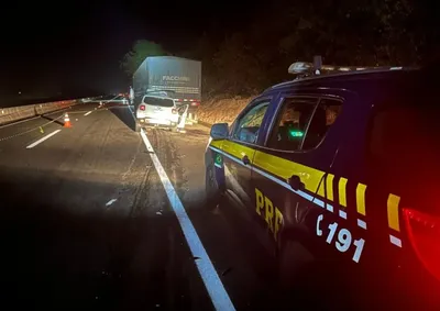 ​Batida traseira envolveu Jeep Renegade e carreta em Ura&iacute;; condutor est&aacute; em estado grave