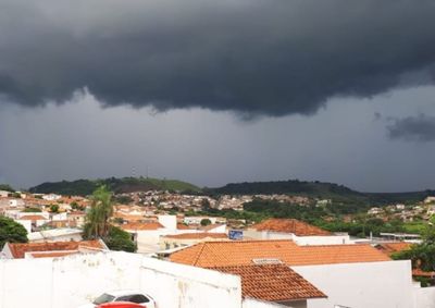 ​Simepar prev&ecirc; acumulado de 13,2 mm hoje e retorno do sol com m&aacute;xima de 24&deg;C amanh&atilde;