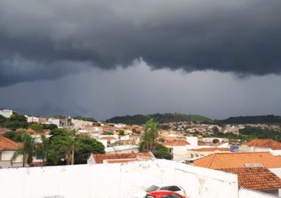 ​Chuva acumulada supera 27 mm nos tr&ecirc;s dias e m&aacute;xima despenca para 18&deg;C no domingo