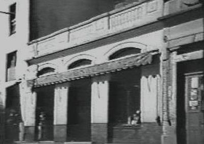 Ponto comercial marcou &eacute;poca vendendo sapatos e chap&eacute;us na Rua Paran&aacute;. Im&oacute;vel hist&oacute;rico tamb&eacute;m abrigou tradicional relojoaria e bares locais.