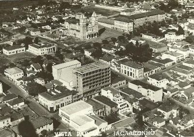 ​Imagem da d&eacute;cada de 60 destaca marcos arquitet&ocirc;nicos e o desenvolvimento urbano do munic&iacute;pio