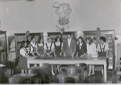 ​Imagem retrata turma feminina do antigo cient&iacute;fico em atividade escolar participativa