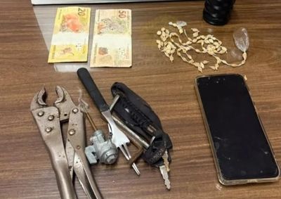 Opera&ccedil;&atilde;o conjunta cumpriu mandado na Vila Santa Terezinha ap&oacute;s den&uacute;ncias de com&eacute;rcio de entorpecentes. Homem foi encaminhado &agrave; Cadeia P&uacute;blica local.