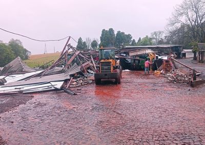​Ventos de at&eacute; 112 km/h devastam lavouras e galp&otilde;es; Sistema FAEP cobra agilidade da Copel