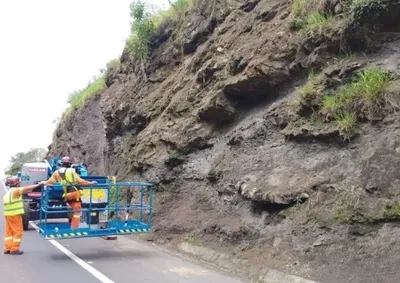 ​Opera&ccedil;&otilde;es utilizam a t&eacute;cnica do bate-choco para remover rochas e vegeta&ccedil;&atilde;o inst&aacute;veis em Joaquim T&aacute;vora, Seng&eacute;s e Morretes